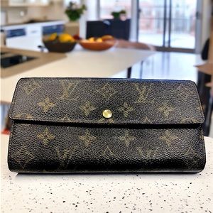 $899 Retail Authentic Louis Vuitton Sarah monogram long wallet. Vintage.  TH0085